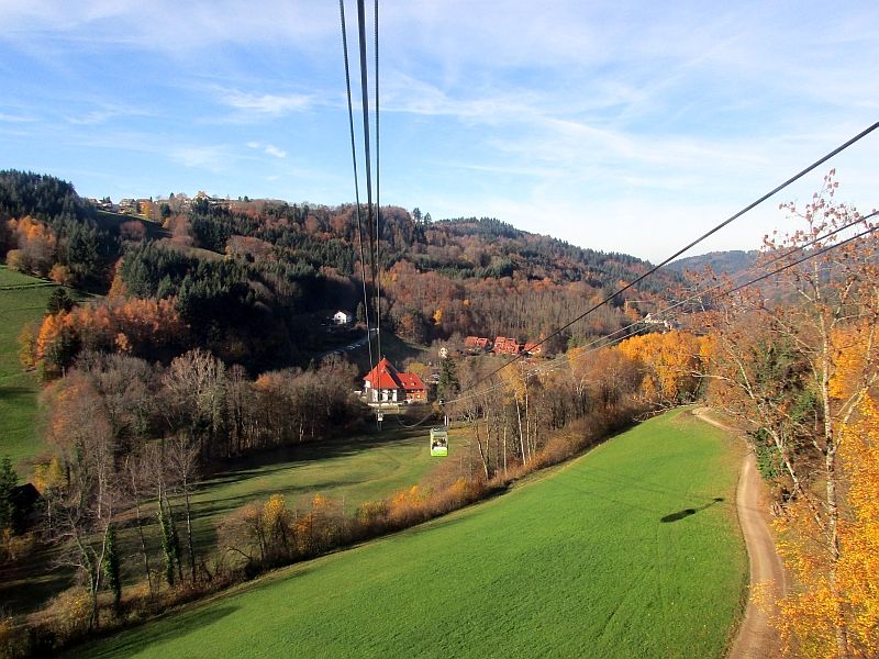 Blick von der Gondel auf die Talstation der Schauinslandbahn