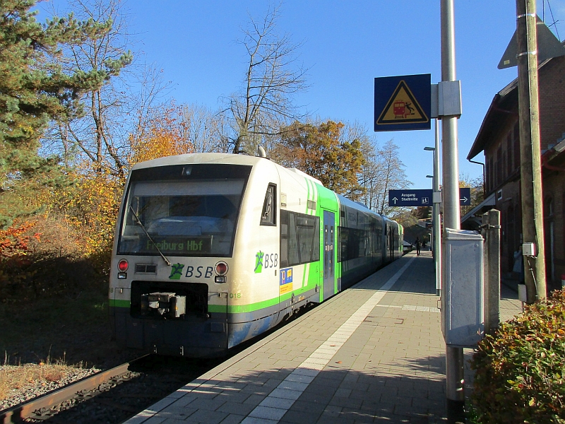 Regio-Shuttle-Triebwagen der Breisgau-S-Bahn am Endhaltepunkt Elzach