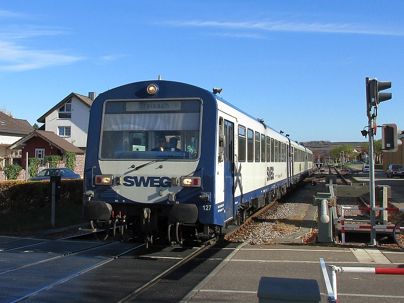 NE 81-Triebwagen der SWEG bei der Einfahrt in Endingen