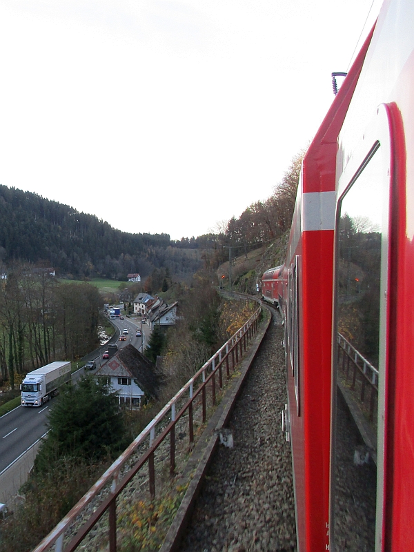 Bahnstrecke am Berghang über den Dächern des Dorfes Falkensteig