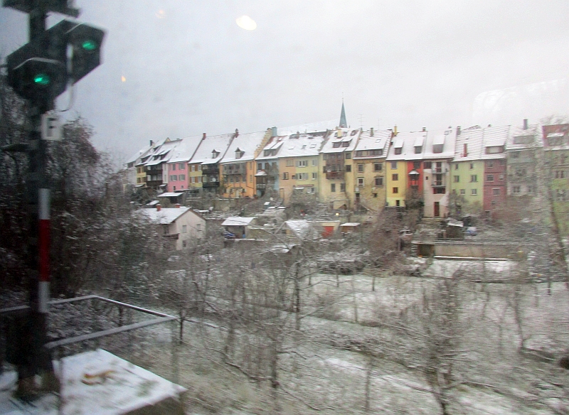 Blick vom Zug auf die winterliche Altstadt von Engen