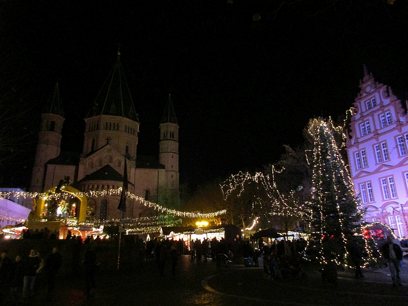 Weihnachtsmarkt vor der Kulisse des Mainzer Doms
