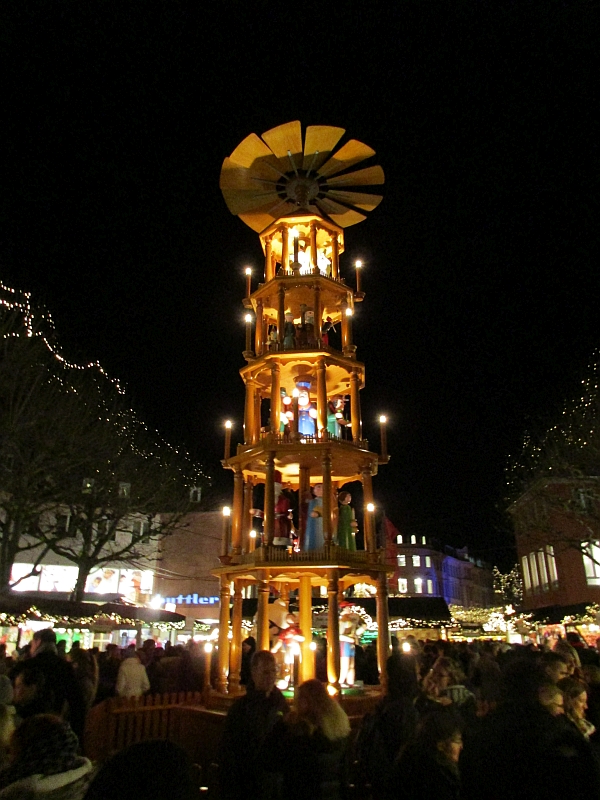 Weihnachtspyramide auf dem Mainzer Weihnachtsmarkt