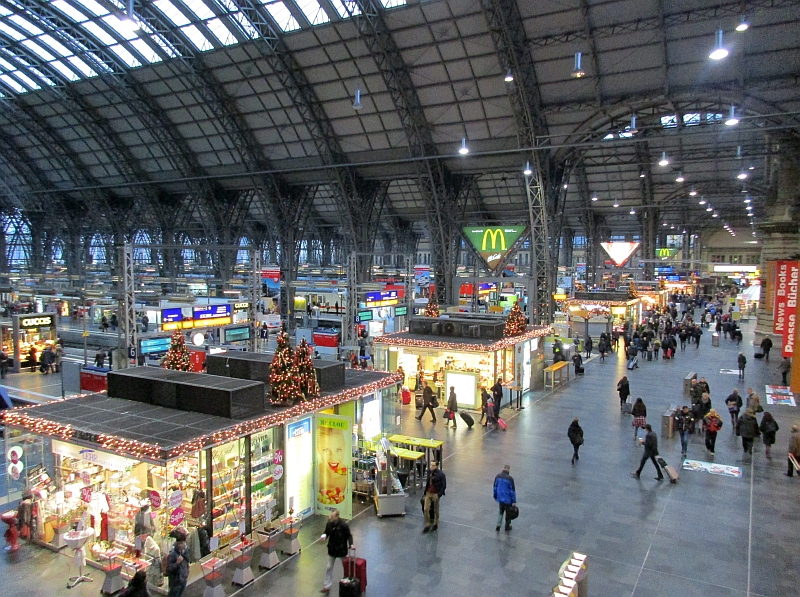 Blick in die Bahnhofshalle Frankfurt Hauptbahnhof