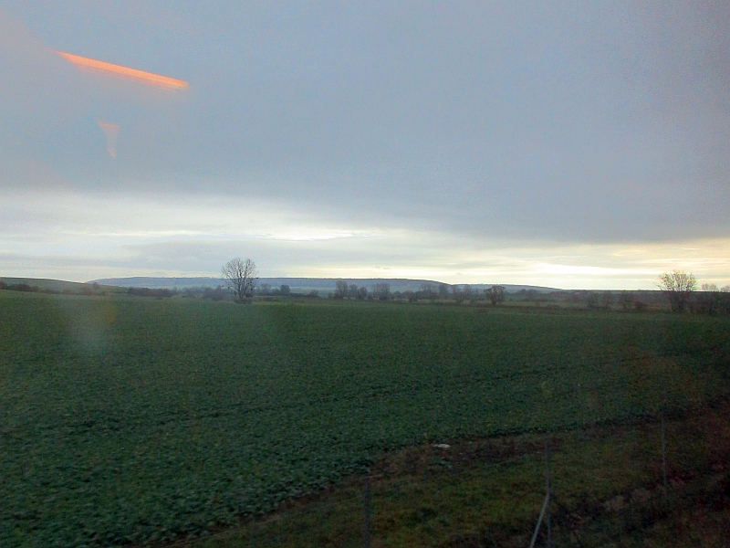 Blick aus dem Zugfenster bei der Fahrt im ICE durch Frankreich