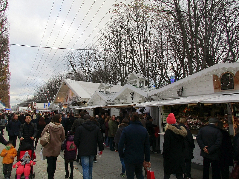 Weihnachtsmarkt am Champs Elysees Paris