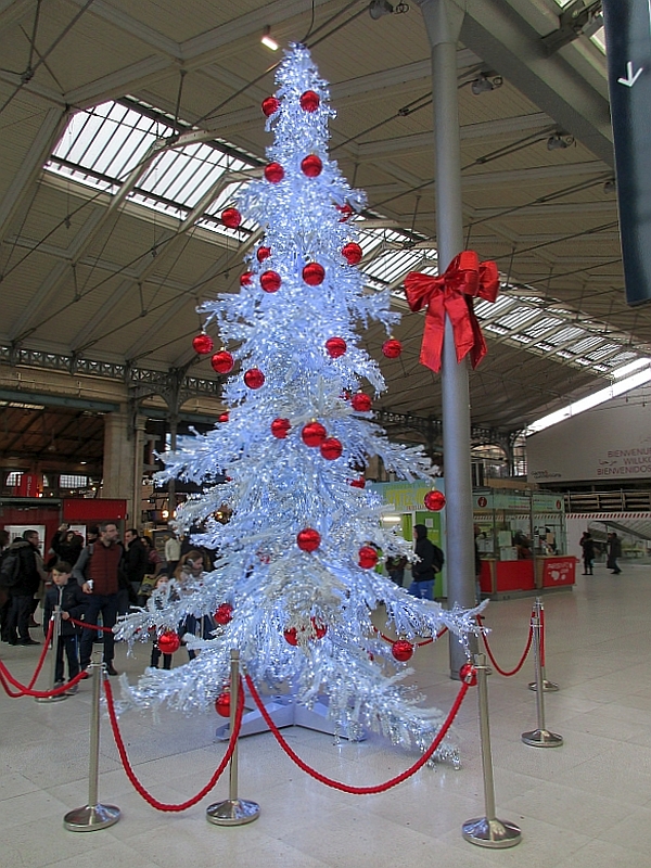 Weihnachtsbaum im Bahnhof Paris Gare de Nord