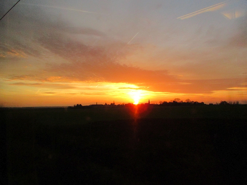 Sonnenuntergang bei der Fahrt von Paris nach Brüssel