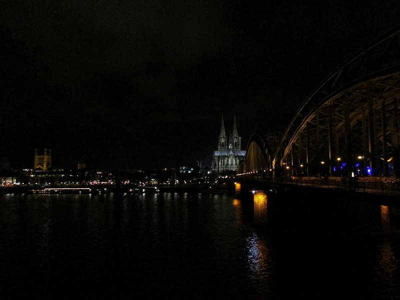 Nächtlicher Blick auf Dom und Hohenzollernbrücke Köln