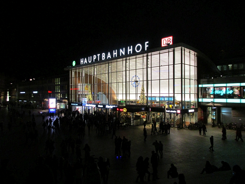 Hauptbahnhof Köln bei Nacht