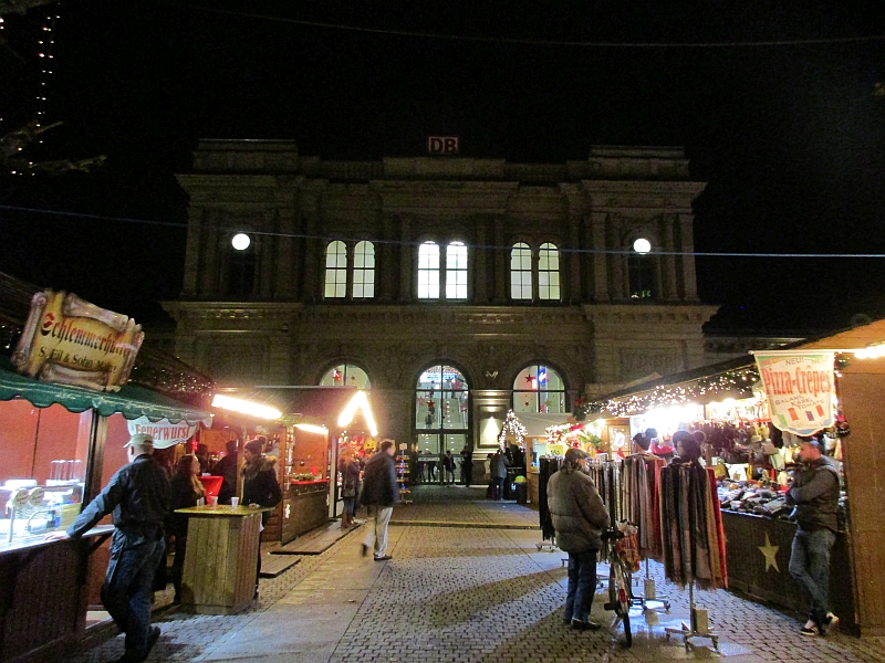 Weihnachtsmarkt vor dem Hauptbahnhof Mainz