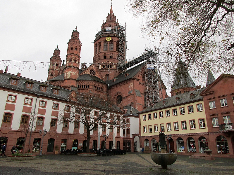 Blick über den Leichhof zum Westturm des Mainzer Doms