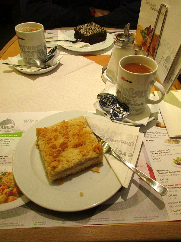Kaffee und Kuchen im ICE-Bordrestaurant