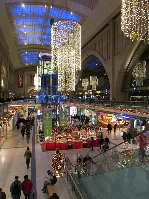 Weihnachtlicher Lichterschmuck im Hauptbahnhof Leipzig