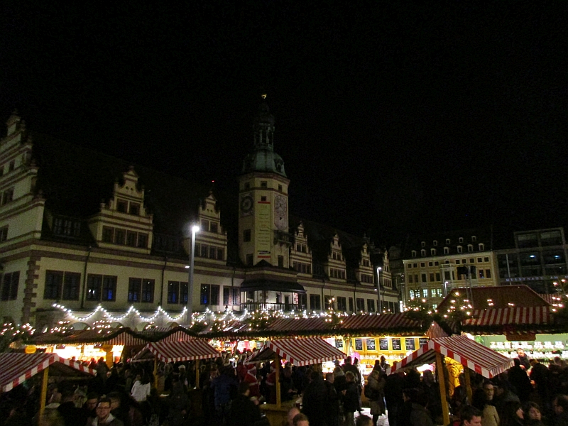 Weihnachtsmarkt auf dem Markt vor dem Alten Rathaus Leipzig