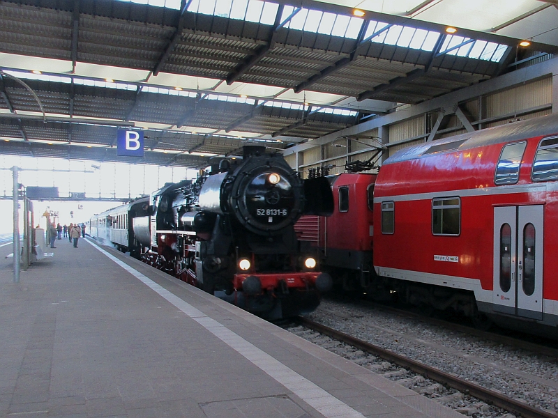 Einfahrt eines Nostalgiezugs mit Dampflok in den Hauptbahnhof Chemnitz