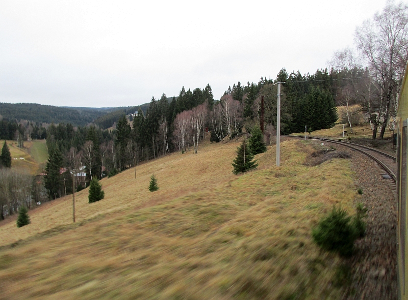 Blick aus dem Zugfenster bei der Talfahrt nach Johanngeorgenstadt