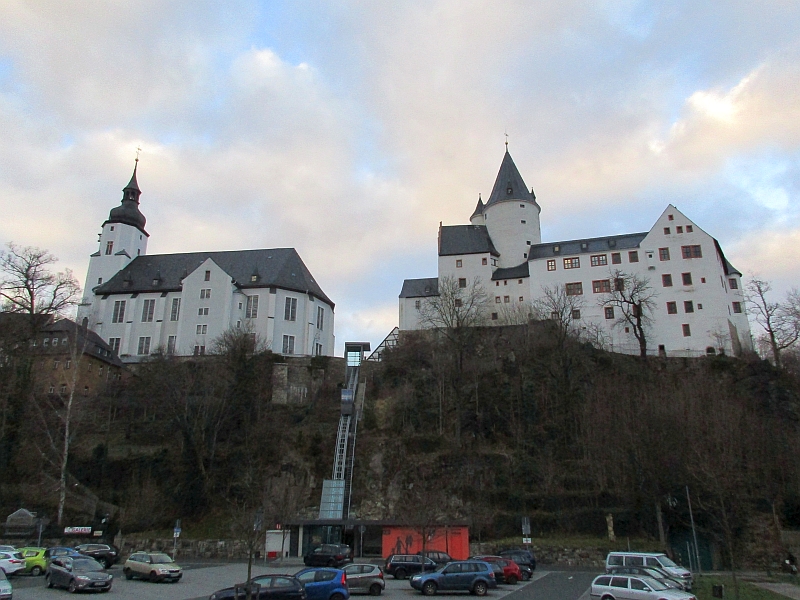 Kirche und Schloss Schwarzenberg, dazwischen der Schrägaufzug