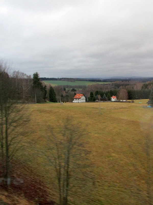 Blick aus dem Zugfenster im deutsch-tschechischen Grenzgebiet