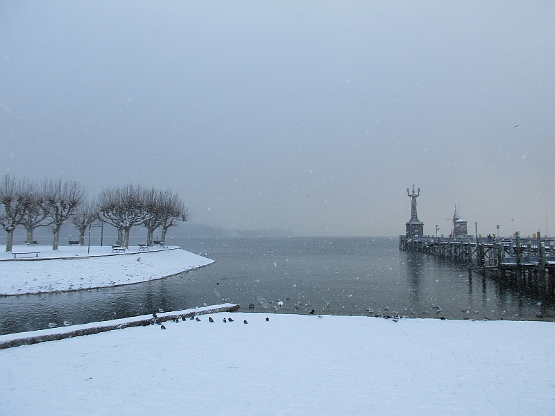 Imperia-Statue am Konstanzer Hafen im Schnee