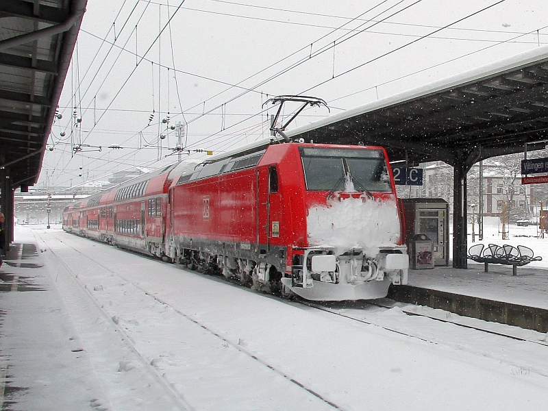 Schneebedeckter Zug der Schwarzwaldbahn nach der Ankunft in Villingen