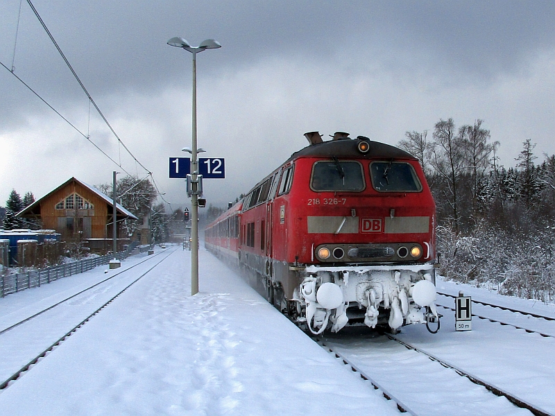 Einfahrt BR 218 in Trossingen Bahnhof