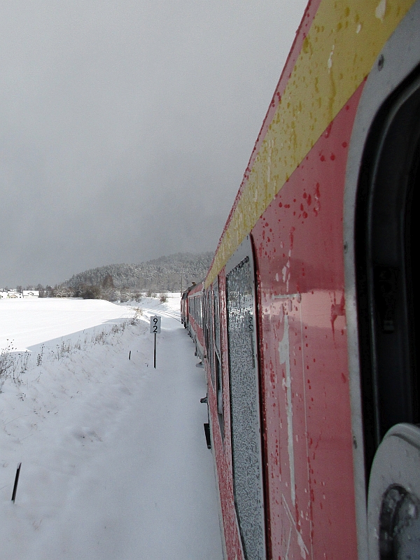 Blick aus dem Zugfenster im Winter