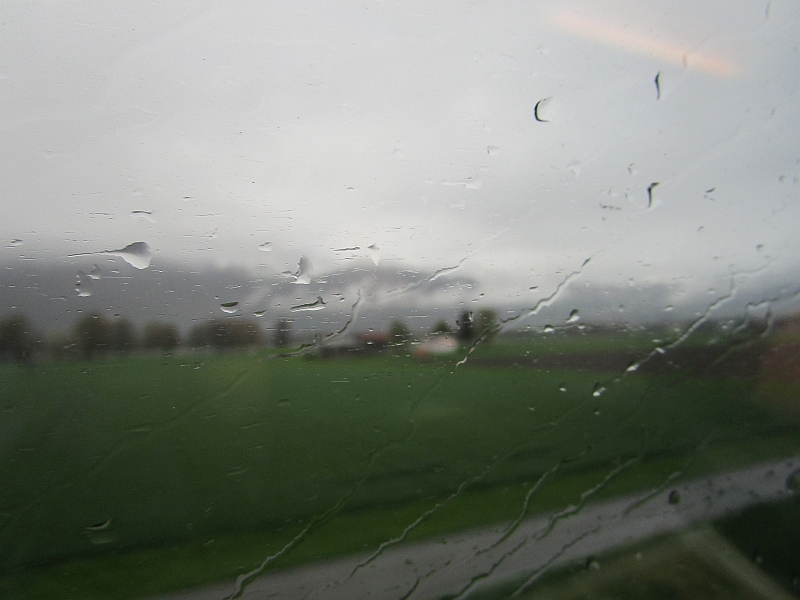 Regentropfen am Zugfenster