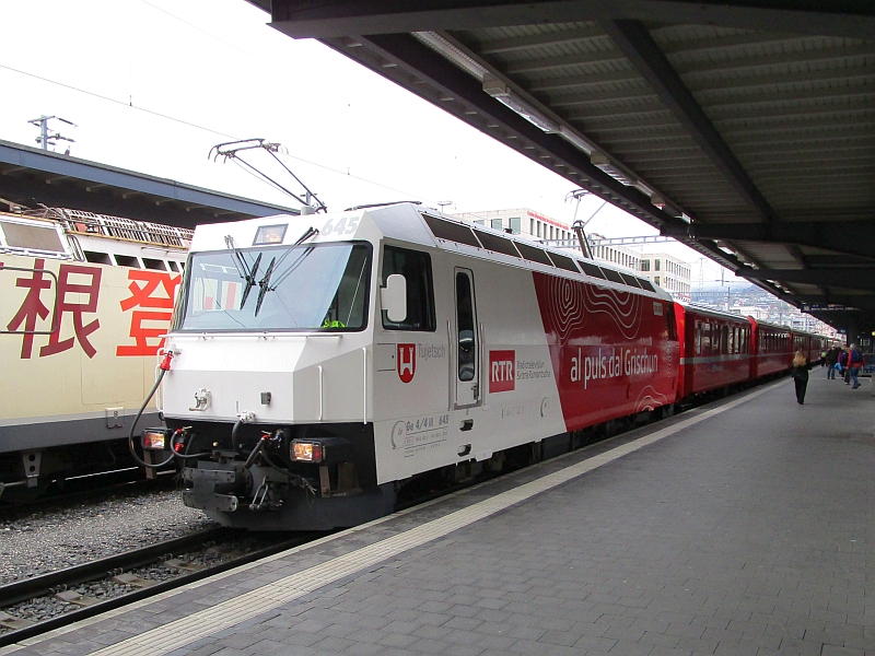 Schmalspur-Lok GE 4/4 III der RhB in Chur mit dem RegioExpress nach St. Moritz