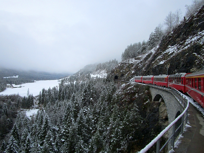 Panoramawagen des Bernina-Express am Zugschluss