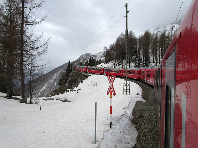 Blick auf die Panoramawagen des Bernina-Express am Zugschluss