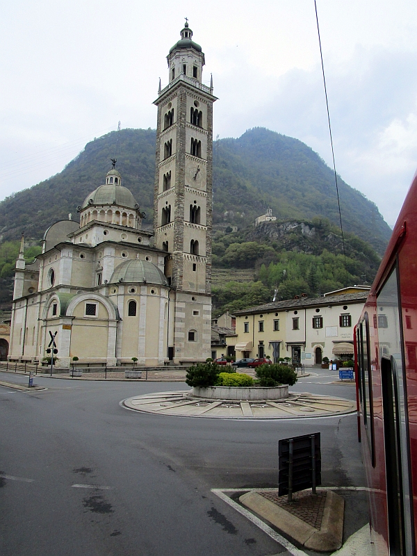Fahrt über den Kreisverkehr der Piazza Basilica vor der Kirche Madonna di Tirano