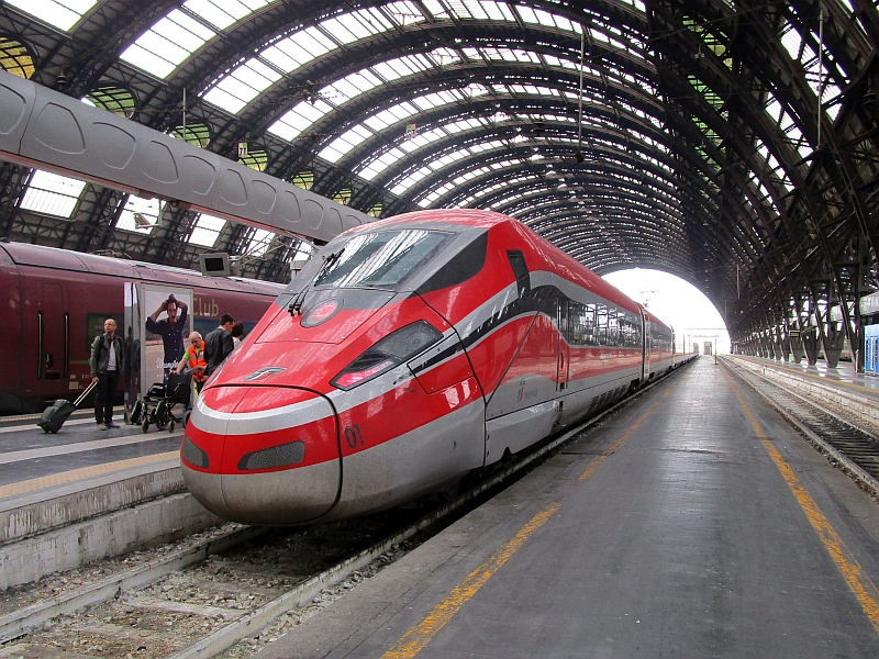 Hochgeschwindigkeitszug Frecciarossa 1000 im Bahnhof Milano Centrale