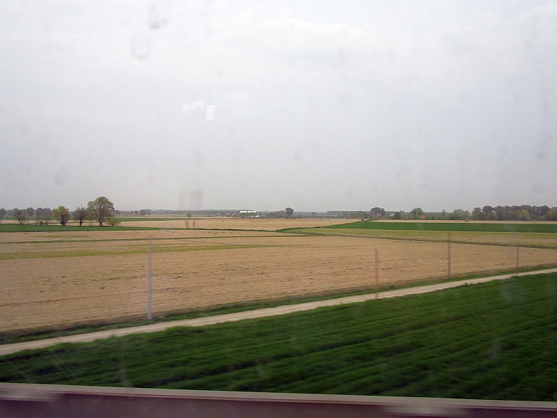 Blick aus dem Zugfenster auf der Fahrt von Mailand nach Rom