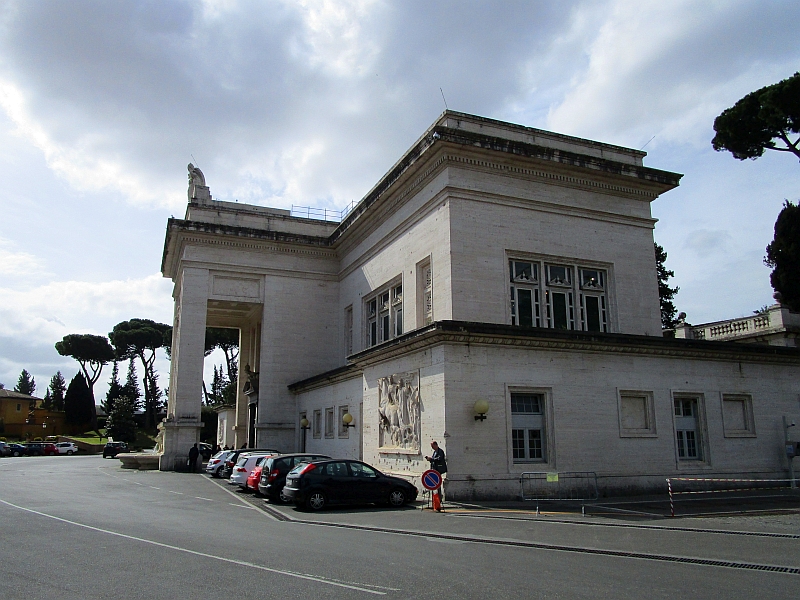 Empfangsgebäude des vatikanischen Bahnhofs