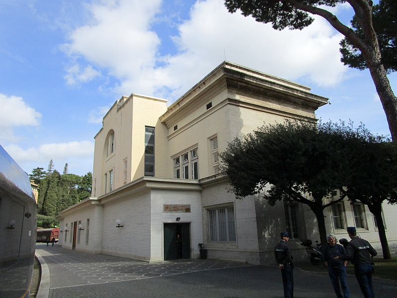 Gleisseite des Empfangsgebäudes Città del Vaticano