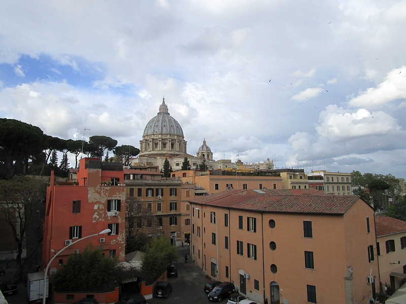 Blick auf den Petersdom bei der Fahrt zum Bahnhof Roma San Pietro