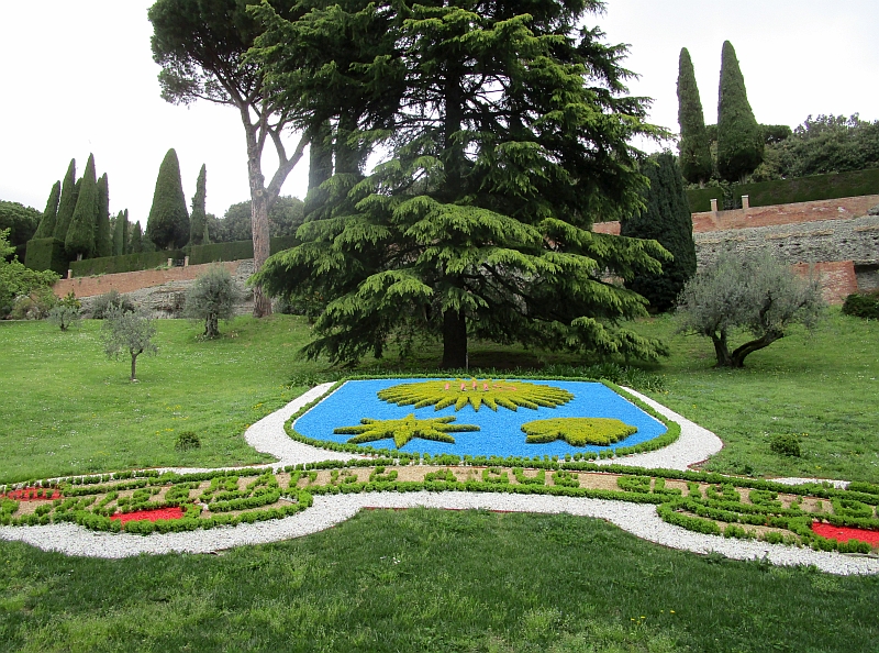 Wappen von Papst Franziskus in den Gärten von Castel Gandolfo