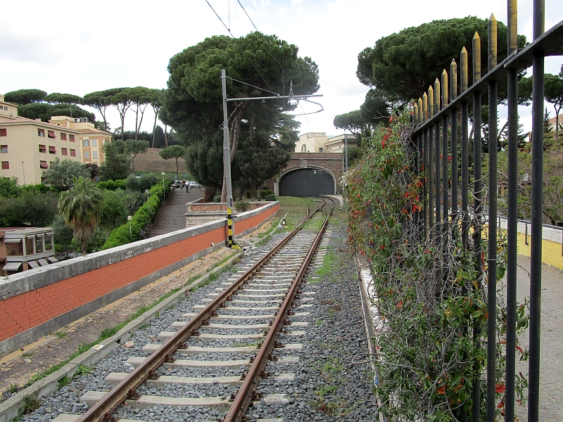 Bahnstrecke mit geschlossenem Eisenbahntor in den Vatikan