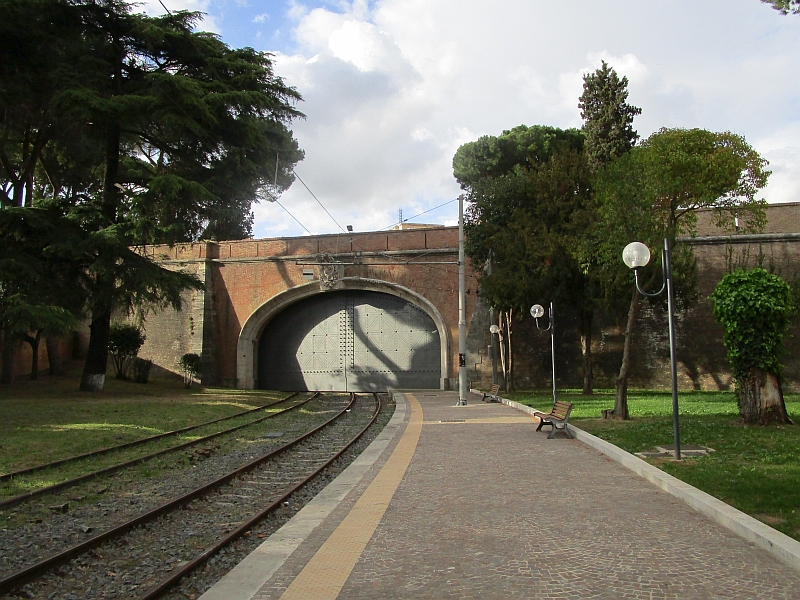 Verlängerung des Bahnsteigs vor der Mauer des Vatikans