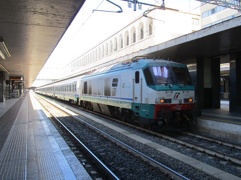 Lokomotive der Baureihe FS E.402A vor dem Intercity Rom-Triest