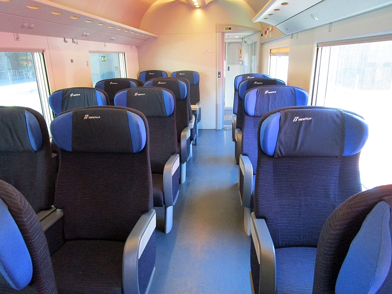 Innenraum Erste-Klasse-Großraumwagen der Trenitalia