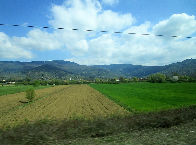 Blick aus dem Zugfenster in der Toskana