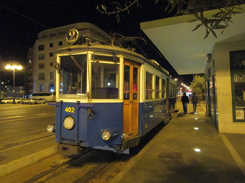 Straßenbahn an der Endhaltestelle Piazza Oberdan
