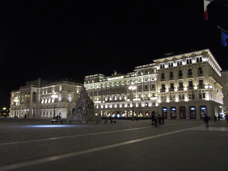 Piazza dell'Unità d'Italia bei Nacht