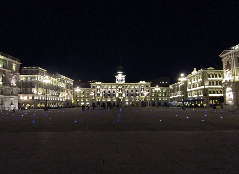 Rathaus Palazzo del Municipio Triest bei Nacht