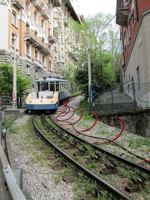 Eine Straßenbahn auf Talfahrt erreicht die Station Piazza Scorcola