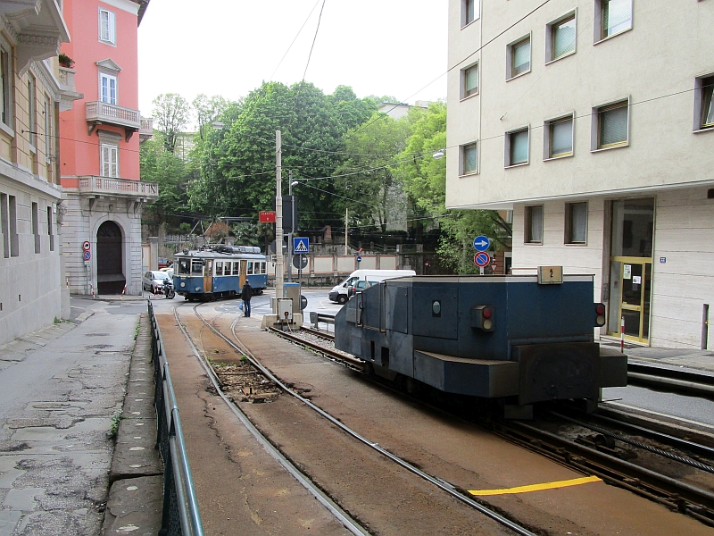 Straßenbahn an der Haltestelle Piazza Scorcola