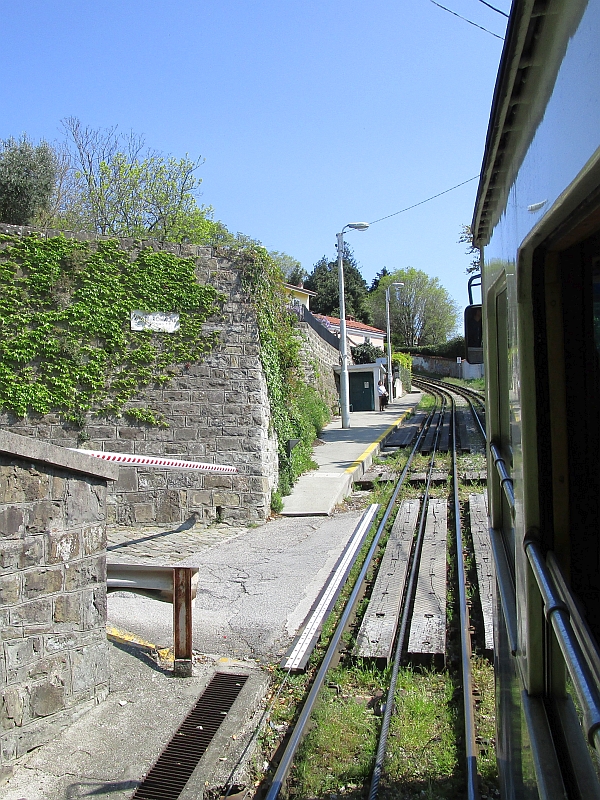 Bergfahrt der Tram de Opcina über einen Bahnübergang