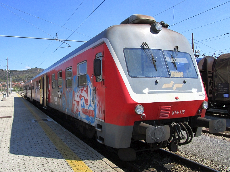 Dieseltriebzug der slowenischen Bahn im Bahnhof Sežana